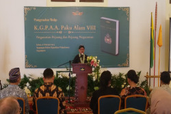 Merangkum Jejak Perjuangan KGPAA Paku Alam VIII Lewat Buku Negarawan Pejuang dan Pejuang Negarawan