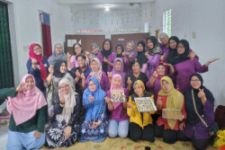 UAD Gelar Pelatihan Membuat Kukis Tepung Ubi di Desa Prima Dahlia Bumijo