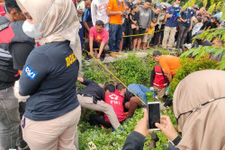 Sesosok Pria Tergeletak Tak Bernyawa di Parit, Ditemukan Sejumlah Luka Robek