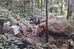 Mengawal Distribusi Logistik Pemilu di Pedalaman, Polisi Harus Berjalan Kaki