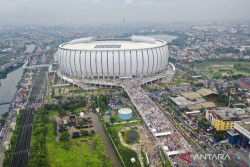 JIS Penuh, Ribuan Pendukung Anies-Muhaimin Memantau dari Luar Stadion