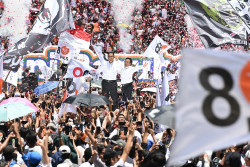 Tutup Kampanye di JIS, Cak Imin Menangis Haru Dipeluk Anies Baswedan