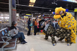 Rayakan Imlek 2024, PT KAI Gelar Pertunjukan Barongsai di Stasiun Tugu