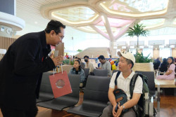 Rayakan Imlek, Pengunjung Bandara YIA Terima Suvenir dan Disuguhi Atraksi Barongsai