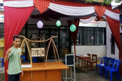 Unik! Petugas TPS di Klaten Ini Pajang Pikulan Angkringan