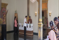 Sultan Jogja Mencoblos di TPS 12 Kraton: Jangan Golput!