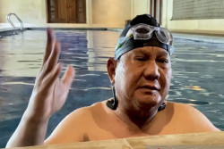 Prabowo Langsung Berenang Usai Mencoblos di TPS Dekat Rumahnya