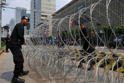 Jelang Pengumunan Quick Count Pilpres 2024, Ratusan Polisi Berjaga di Bawaslu