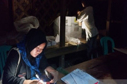 Penghitungan Suara di TPS Suku Badui Gunakan Penerangan Senter dan Lilin