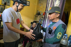 Mengabdi 39 Tahun sebagai Linmas, Pemkot Jogja Beri Bantuan Sembako ke Siswohadi