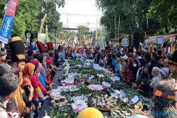 Ratusan Warga Berebut Jenang di Festival Jenang Solo
