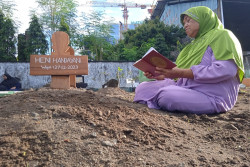 Sambut Ramadan, Warga Gelar Tradisi Ruwahan dengan Membersihkan Makam