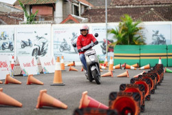 Tips Aman Berkendara Electric Vehicle ala Honda Istimewa