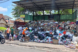 Sampah di Depo Pengok Menggunung, Air Lindi Meluber ke Mana-Mana