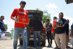 Telkomsel Sambungkan Senyuman, Berikan Bantuan Paket Data & Obat-Obatan di Demak