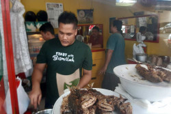 Beras Mahal, Pemilik Warung Makan Dilema Tak Bisa Naikkan Harga Dagangan
