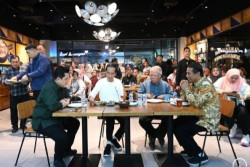 Jokowi Ajak Makan Malam Sejumlah Menteri di Makassar