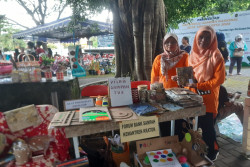 Olah Sampah Anorganik Jadi APE PAUD hingga Sampul Buku