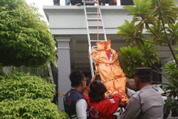 Kesetrum Saat Perbaiki AC, Warga Wates Ditemukan Tak Bernyawa di Atas Plafon
