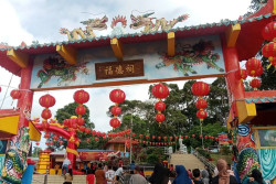 Melihat Kemeriahan Cap Go Meh di Kelenteng Sijuk