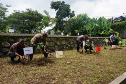 Peringati HPN, Insan Pers Tanam Pohon di Objek Wisata Air Kalibening Magelang