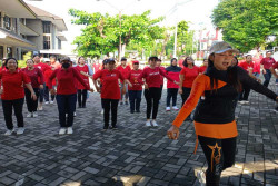 Rayakan Golden Age PPNI, DPK PPNI RS Bethesda Gelar Jalan Sehat dan Senam Bareng