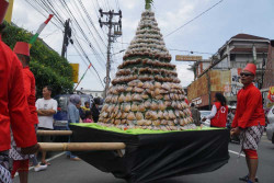 Sambut Ramadan, Warga Kampung Ratmakan Gelar Kirab Ngapem Ruwahan