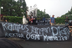 Sampaikan Kritik, Aktivis Tampilkan Pantomim di Bundaran UGM