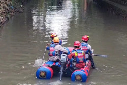 Dua Anak Hanyut di Kali Mampang Belum Ditemukan