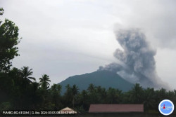 Gunung Ibu di Halmahera Kembali Meletus, Lontarkan Abu Setinggi 800 Meter