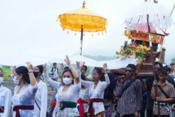 Upacara Melasti di Pantai Parangkusumo Menarik Perhatian Wisatawan