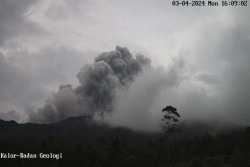 Merapi Gugurkan Lava 7 Kali dalam 30 Menit Sore Tadi, Ini Penyebabnya Menurut BPPTKG