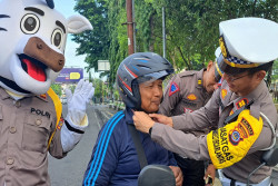Operasi Keselamatan Progo 2024, Polres Gunungkidul Bagi-Bagi Helm Gratis