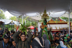 Menyambut Datangnya Ramadan, Warga Sukaria Ikut Nyadran Agung di Alun-Alun Wates