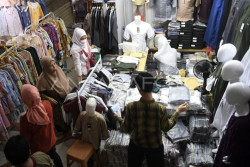 Pasar Tanah Abang Diserbu Pengunjung di Awal Ramadan, Warga Berburu Busana Muslim
