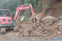 Dampak Cuaca Ekstrem: Jalur Solo-Selo-Boyoali Tertutup Material Longsor