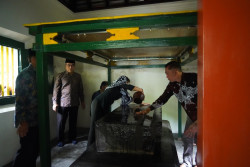Jelang Ramadan, Puluhan Orang Bersihkan Watu Gilang di Pandak
