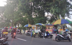 Para Pencari Takjil Mulai Banjiri Pasar Ramadan