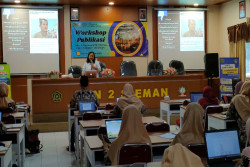 KEGIATAN PENDIDIKAN Guru MAN 2 Sleman Belajar Menulis Opini