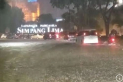 Dilanda Hujan Lebat, Banjir dan Tanah Longsor Terjang Kota Semarang