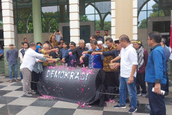 UII Ajak Masyarakat Selamatkan Demokrasi