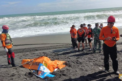 BREAKING NEWS: 2 Hari Dicari, Salah Satu ABK yang Hilang Ditelan Ombak Ketemu di Area Tambak