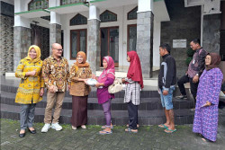 Bank Bapas 69 Salurkan Bantuan pada Manol dan Pondok Pesantren