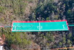 Ada Taman Bermain Gantung Setinggi 200 Meter di China, Warganet Pertanyakan Keamanannya