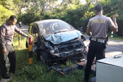 Sopir Ngantuk, Dua Mobil Adu Banteng di Jalan Jogja-Wonosari hingga Ringsek