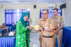 Pedagang Selter Ngesengan Kota Magelang Terima Kunci Kios dari Pemkot