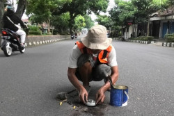 Mata Kucing Dipasang di Jalan-Jalan Temanggung untuk Cegah Kecelakaan