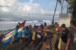 Hendak Melaut, Perahu Nelayan di Bantul Terbalik Dihantam Ombak