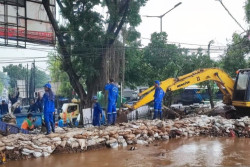 114 Petugas Dikerahkan untuk Atasi Luapan Air di Kali Baru Kramat Jati