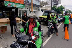 Ratusan Ojol di Jogja Diberi Takjil dan Uang Saku